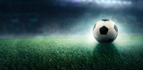 Fototapeta Sport - Fussball liegt auf dem Spielfeld
