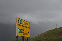 Verkehrszeichen, Wegweiser, Richtung, Schild, Tafel, E10, E 10, Europastraße, Nordland, Lofoten, Narvik, Svolvær, Å, Kreuzung, Verkehr, Sehenswürdigkeit, Herbst, Wolken