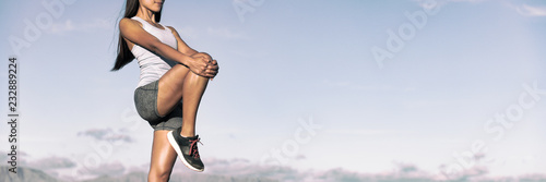 Fotografía Runner stretching legs hamstring muscles outdoor holding one leg standing outdoor in sky background banner panorama