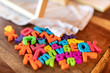 Lettere e caratteri multicolori sparsi su un tavolo