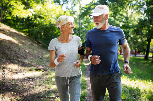 Fotomural Mature couple jogging and running outdoors in city