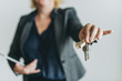 © Rawpixel.com - Real estate agent handing over the keys