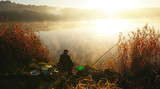 Amatorski wędkarz łowi na jesieni w jeziorze