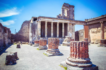 Wall Mural - Ancient ruins in Pompeii - Colonnade in courtyard of Domus Pompei in Via della Abbondanza, Naples, Italy.