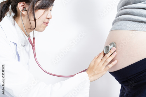 妊婦の大きなお腹を聴診器で診察する女医の手元のアップ 妊娠 診察 臨月 検査 産婦人科 女医イメージ Buy This Stock Photo And Explore Similar Images At Adobe Stock Adobe Stock 妊婦の大きなお腹を聴診器で診察する女医の手元のアップ 妊娠 診察 臨月 検査 産婦人科 女医イメージ Buy This Stock Photo And Explore Similar Images At Adobe Stock Adobe Stock