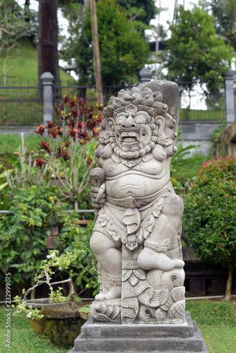 Foto Painted statue at Tirta Gangga water palace, Bali, Indonesia