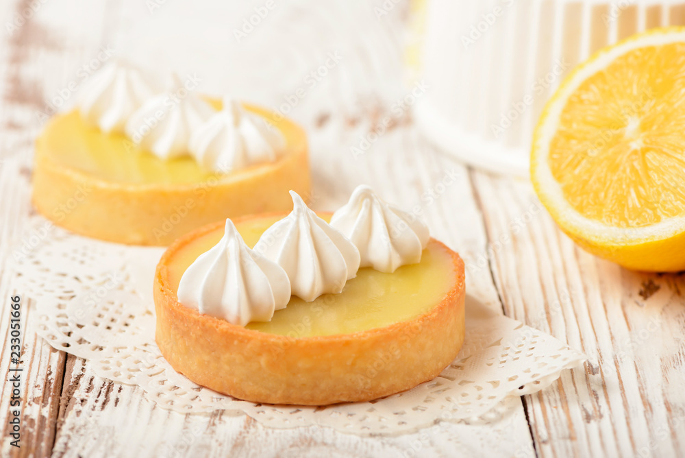 Lemon pie on the table with citrus fruits. Traditional french sweet pastry tart. Delicious, appetizing, homemade dessert with lemon curd cream. Copy space - obrazy, fototapety, plakaty 
