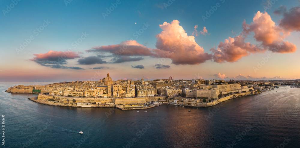 Obraz na płótnie Aerial view of Valletta city - capital of Malta country. Sunset  w salonie