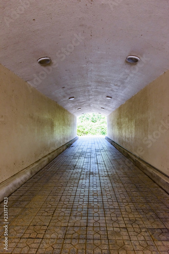 Plakat podziemny tunel dla pieszych