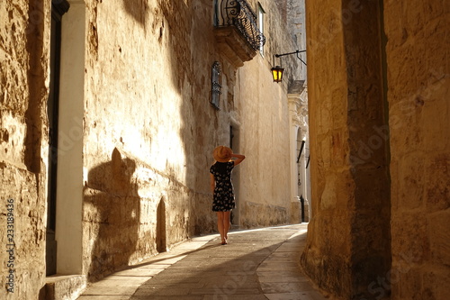 Plakat wąska ulica na starym mieście na Malcie