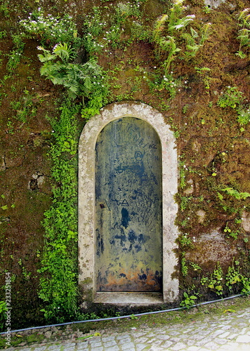 Fotografie, Obraz Garden door in Quinta da Regaleira estate, Sintra, Portugal.