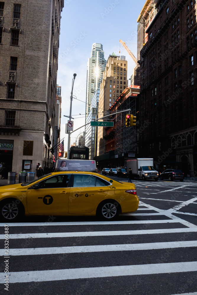 Yellow taxi in New York city - obrazy, fototapety, plakaty 