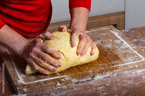 Donna Che Impasta A Mano Pasta Fresca Per Ravioli Stock Photo Adobe Stock