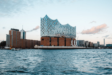 Hamburg Elbphilharmonie vom Wasser aus