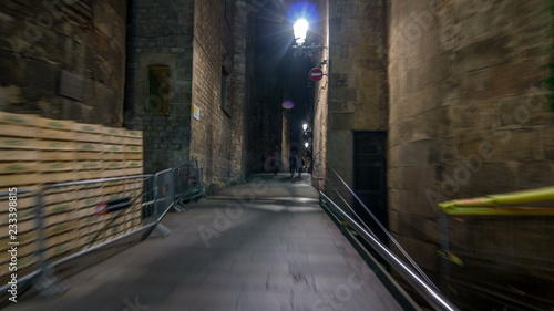 Zdjęcie XXL Szybki spacer przez wąską uliczkę w Old Town timelapse hyperlapse, Barcelona. Dzielnica gotycka oświetlona nocą