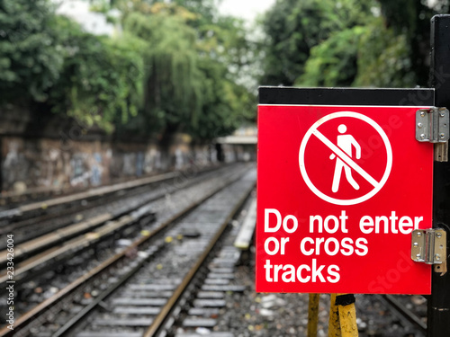 Fényképezés  Dont not enter or cross tracks sign