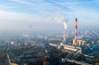 Widok z lotu ptaka na smog nad miastem, dymiące kominy elektrociepłowni oraz zabudowa miasta - Wrocław, Polska