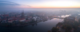 Widok z lotu ptaka na smog nad budzącym się miastem o świcie, w dali budynki okryte mgłą i smogiem - Wrocław, Polska