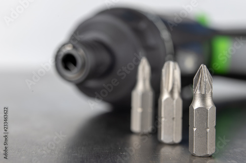 Fotomural Bits for a screwdriver on a metal workshop table