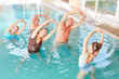 Senioren machen Wassergymnastik in der Reha