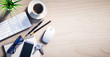 © peterschreiber.media - Heller Schreibtisch aus Holz mit Accessoires - Homeoffice
