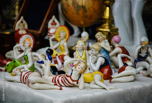 Fotografía Figurines of ladies in swimsuits, antique globe, figurines of sailors, etc