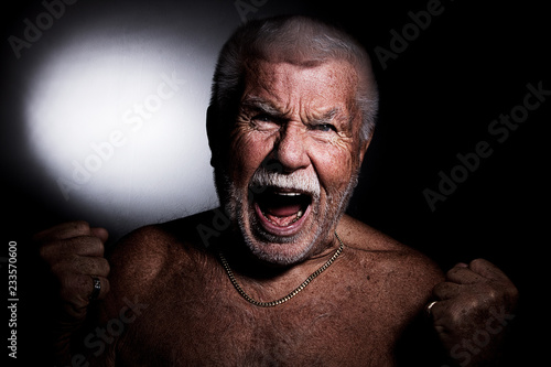 Fotografía Alter Mann schreit im Studio