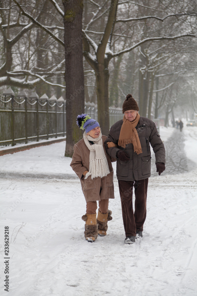 Weihnachtskarte „To Both Of You“ – Künstlerisch Gestaltet Mit Paar Im Schnee, Glitzer & Metallfolie, Made In UK