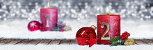 Zweiter Advent Schnee Panorama Kerze Mit Zahl Dekoriert Weihnachten Aventszeit Holz Hintergrund Lichter Bokeh / Second Sunday Advent