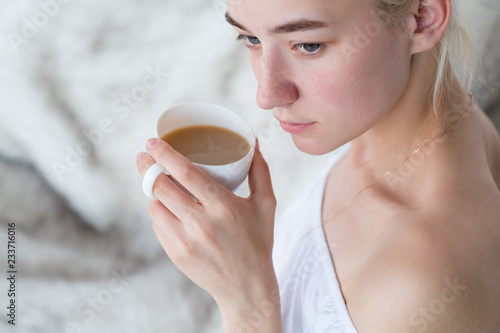 Fotomural dreamy pensive woman holding coffee cup