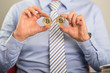 monety bitcoin trzymane w dłoniach