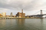 Fototapeta Nowy Jork - Domino Park in Brooklyn, Williamsburg, Old sugar factory and Williamsburg Bridge in New York