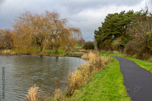 Foto Curved path along a lake in Naas Park Ireland