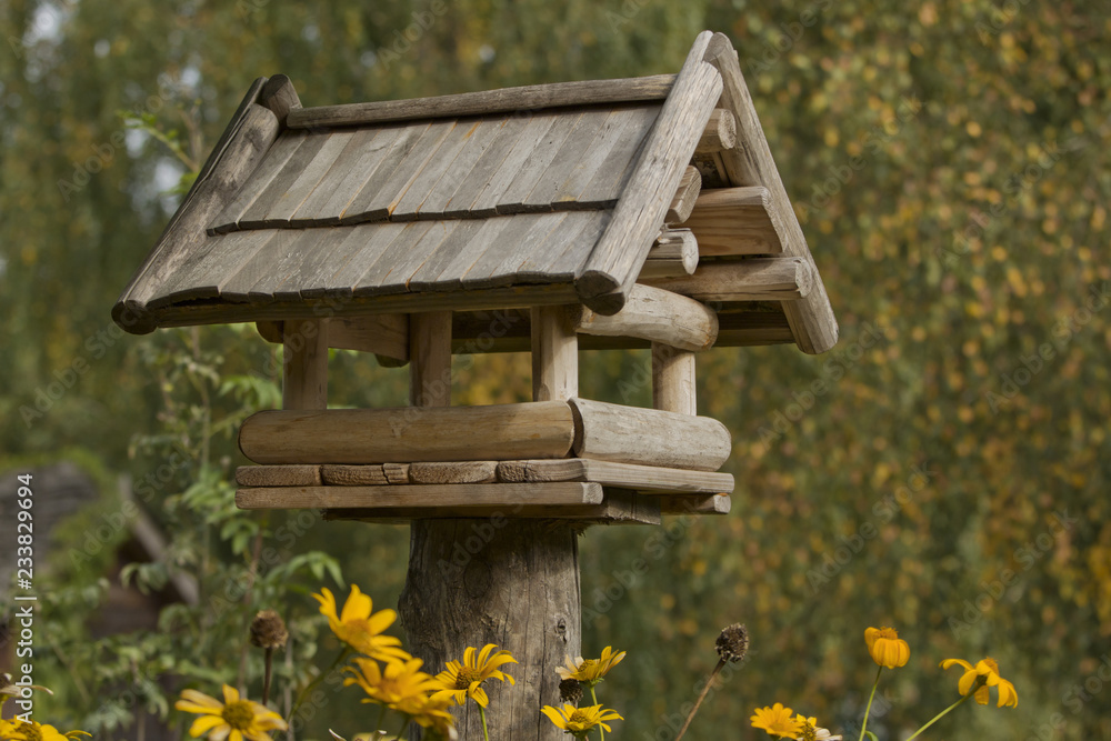 Drewniany domek dla ptaków karmnik - obrazy, fototapety, plakaty 