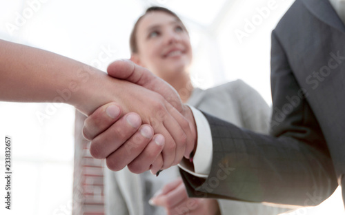 Cuadros en Lienzo Businesspeople shaking hands against room with large window loo