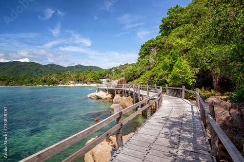 Fotomural Bright beautiful tropical landscape, wooden walkway along the seashore