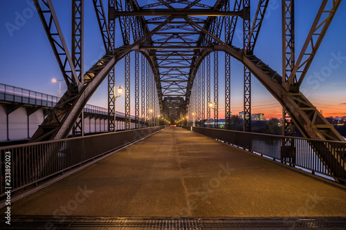 Foto Stahlträger historische Elbbrücke Hamburg Harburg am Abend