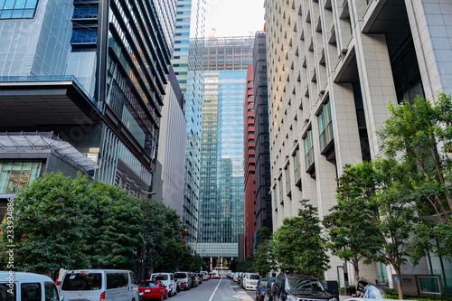 正面にガラス張りの綺麗なビルが建ち道路沿いには駐車された車が並ぶ Buy This Stock Photo And Explore Similar Images At Adobe Stock Adobe Stock