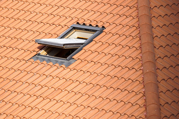 Roof with vasistas or velux windows