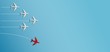 Grupo de aviones en una dirección y un avión rojo apuntando de manera diferente sobre fondo azul. Negocio para la creatividad de nuevas ideas y conceptos de soluciones