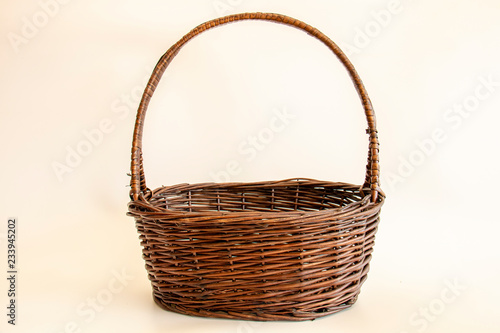Fotografía empty wicker basket on soft light background / copy space