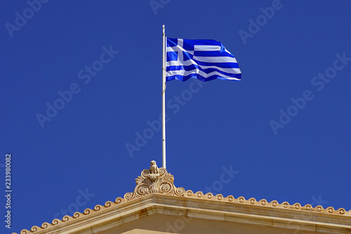 Foto Greek flag on the greek parliament building in Athens