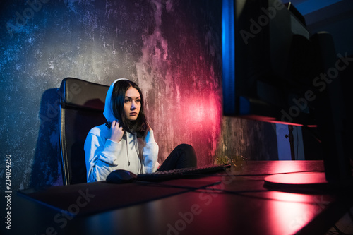 Foto girl gamer wearing headphone playing network games preparing to participate in i