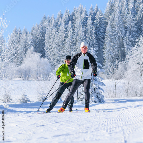 Obrazy biegi narciarskie  wspolny-trening-podczas-jazdy-na-lyzwach-zima