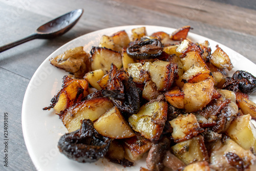 Fotografía Side dish of roasted vegetables of carrots, potatoes, onions, and mushrooms