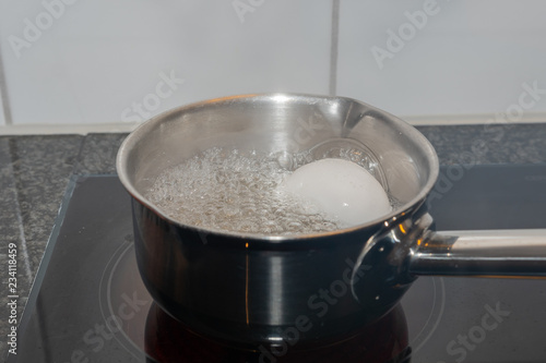 Ei Im Kochenden Wasser Hart Kochen Buy This Stock Photo And