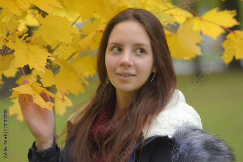 Fényképezés long-haired brunette teenager with a blue jacket