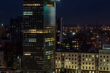Fototapeta  - Widok na budynki miejskie nocą. 