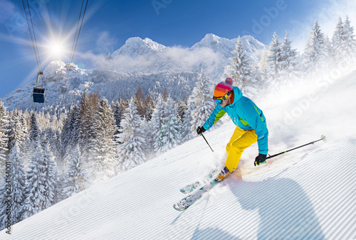 Fotomural Skier skiing downhill in high mountains