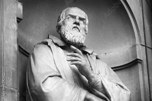 Fotografía The statue of Galileo Galilei outside the Uffizi colonnade in Florence